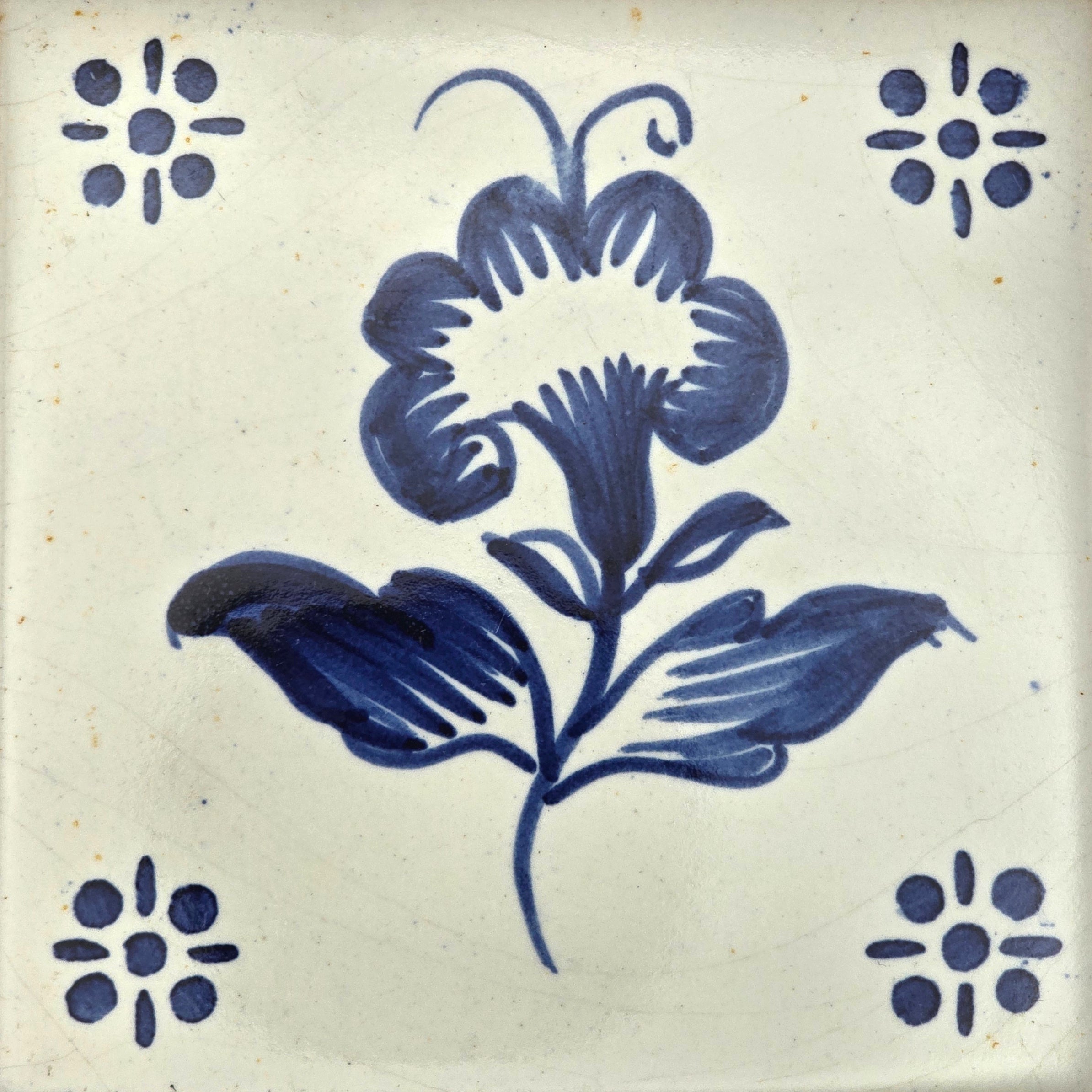Azulejo Wandbild “Blume im Delft-Stil” – Gerahmte Portugiesische Fliese 30×30 cm