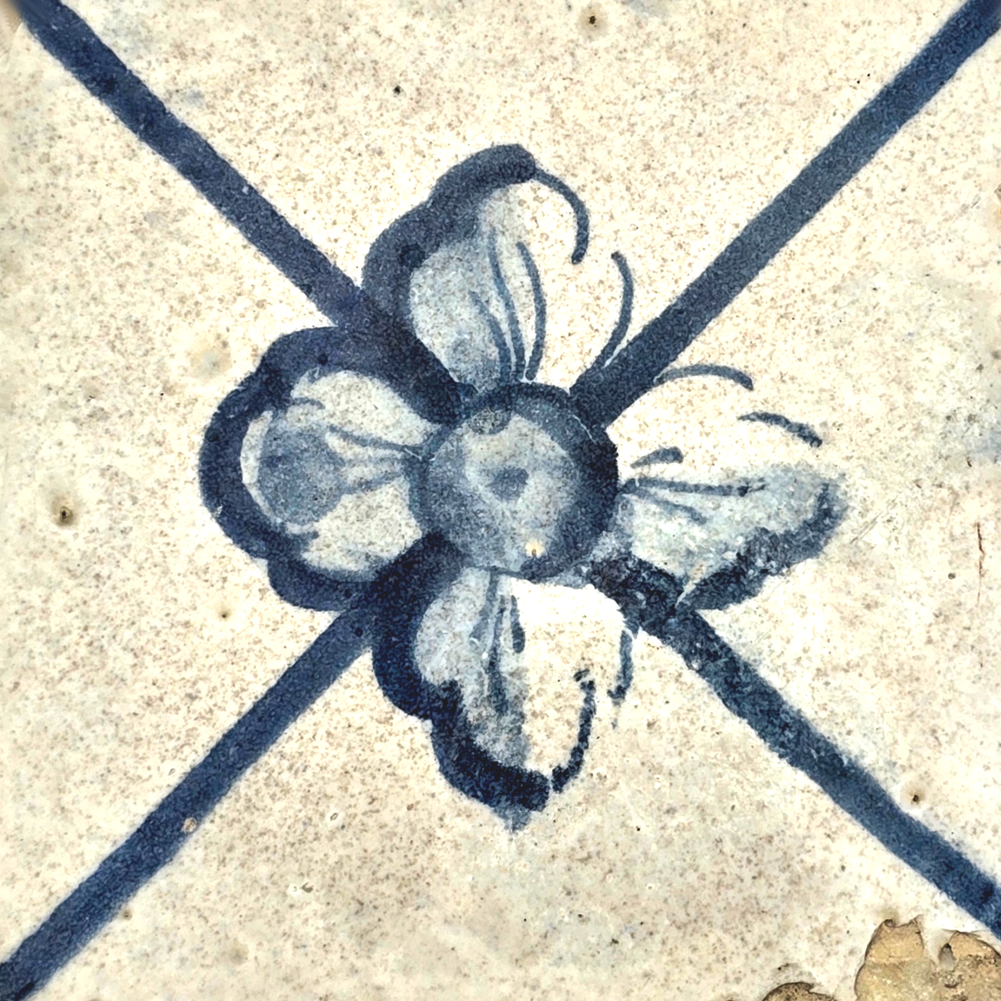 Azulejo Wandbild “Florales Kreuzmotiv” – Gerahmte Portugiesische Fliese 30×30 cm