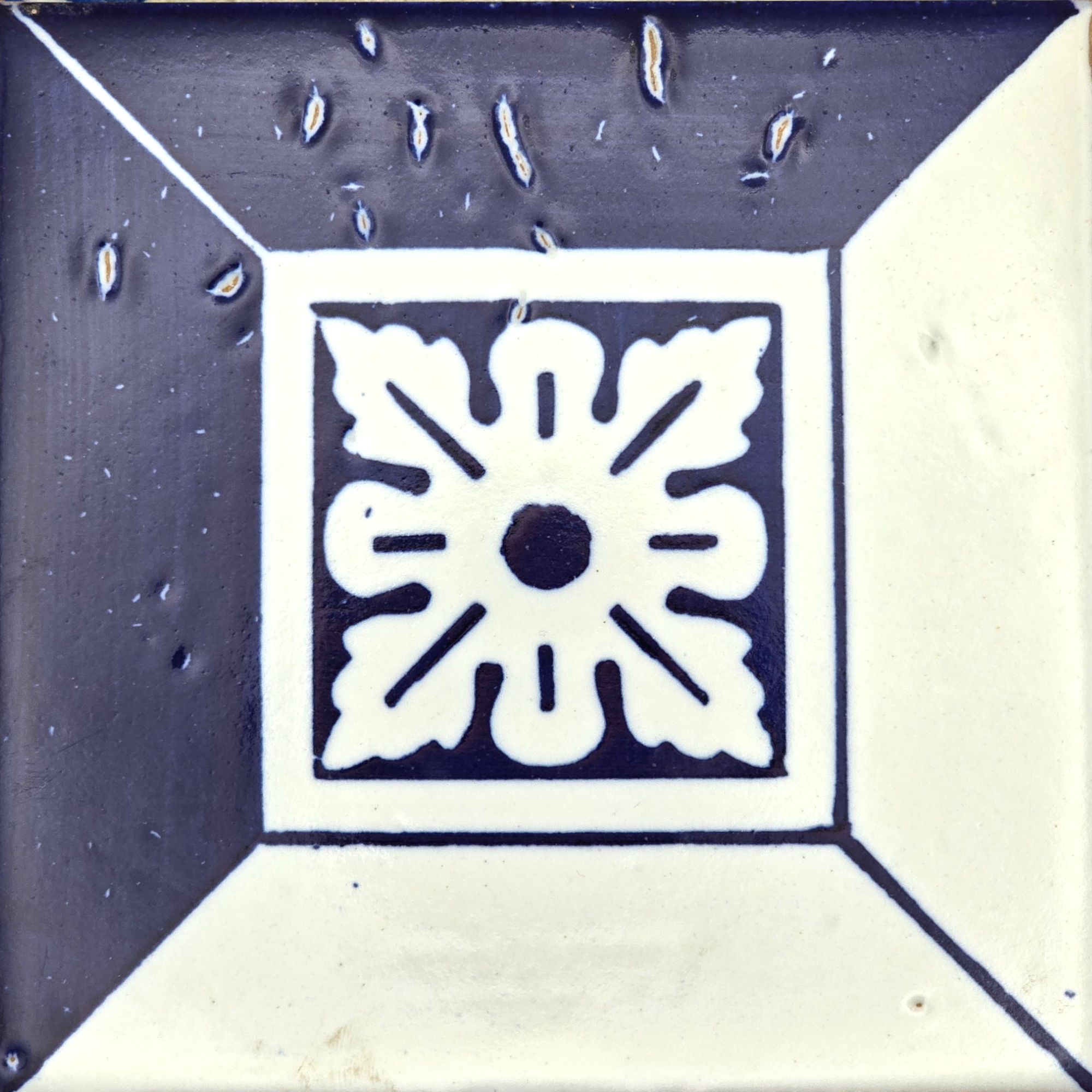 Azulejo Wandbild “Blüte im Quadrat” – Gerahmte Portugiesische Fliese 30×30 cm