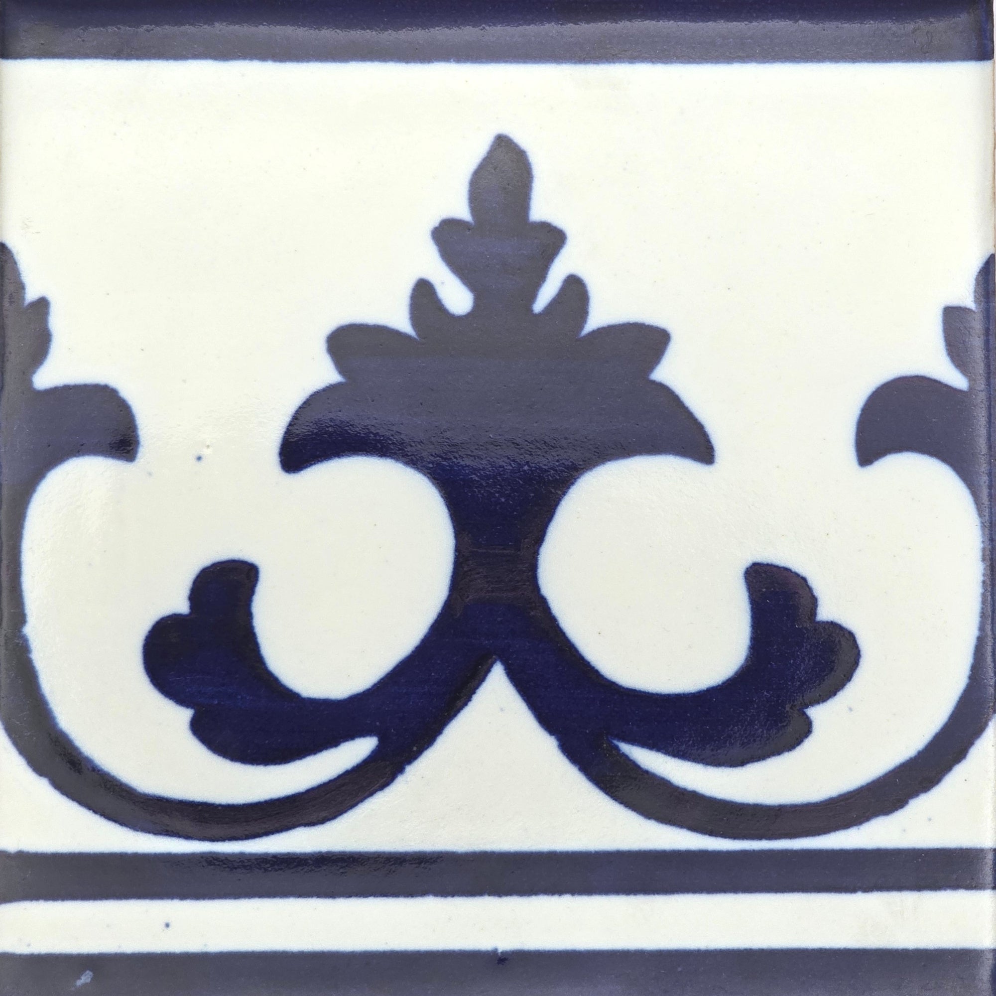 Azulejo Wandbild “Akanthus-Krone” – Gerahmte Portugiesische Fliese 30×30 cm