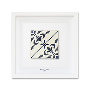 Tableau mural en azulejo « Fleur centrale sur ruban perlé »