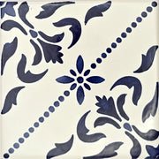 Tableau mural en azulejo « Fleur centrale sur ruban perlé »