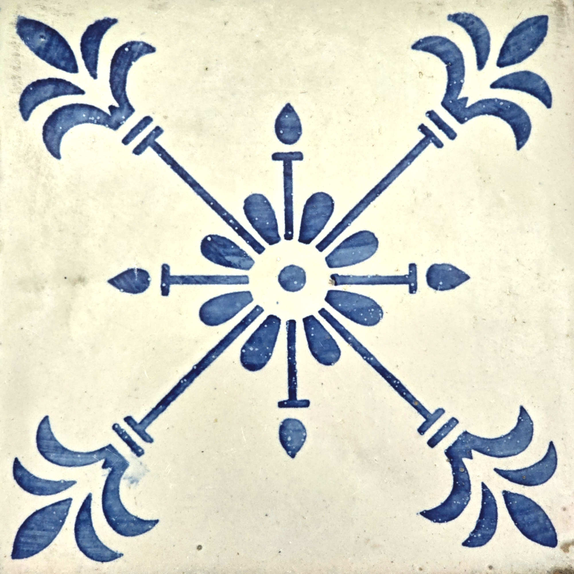 Azulejo Wandbild “Florales Speermotiv” – Gerahmte Portugiesische Fliese 30×30 cm